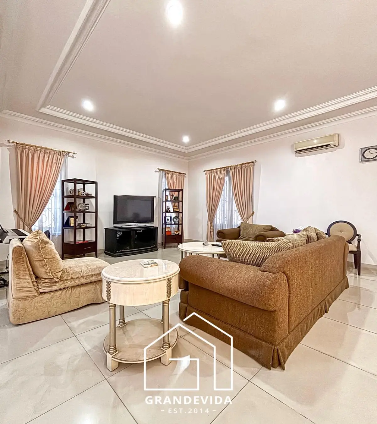 Rumah dijual di kebayoran baru jakarta selatan - Jual Rumah Kebayoran Baru Jakarta Selatan 2 lantai siap huni (tampak samping)
