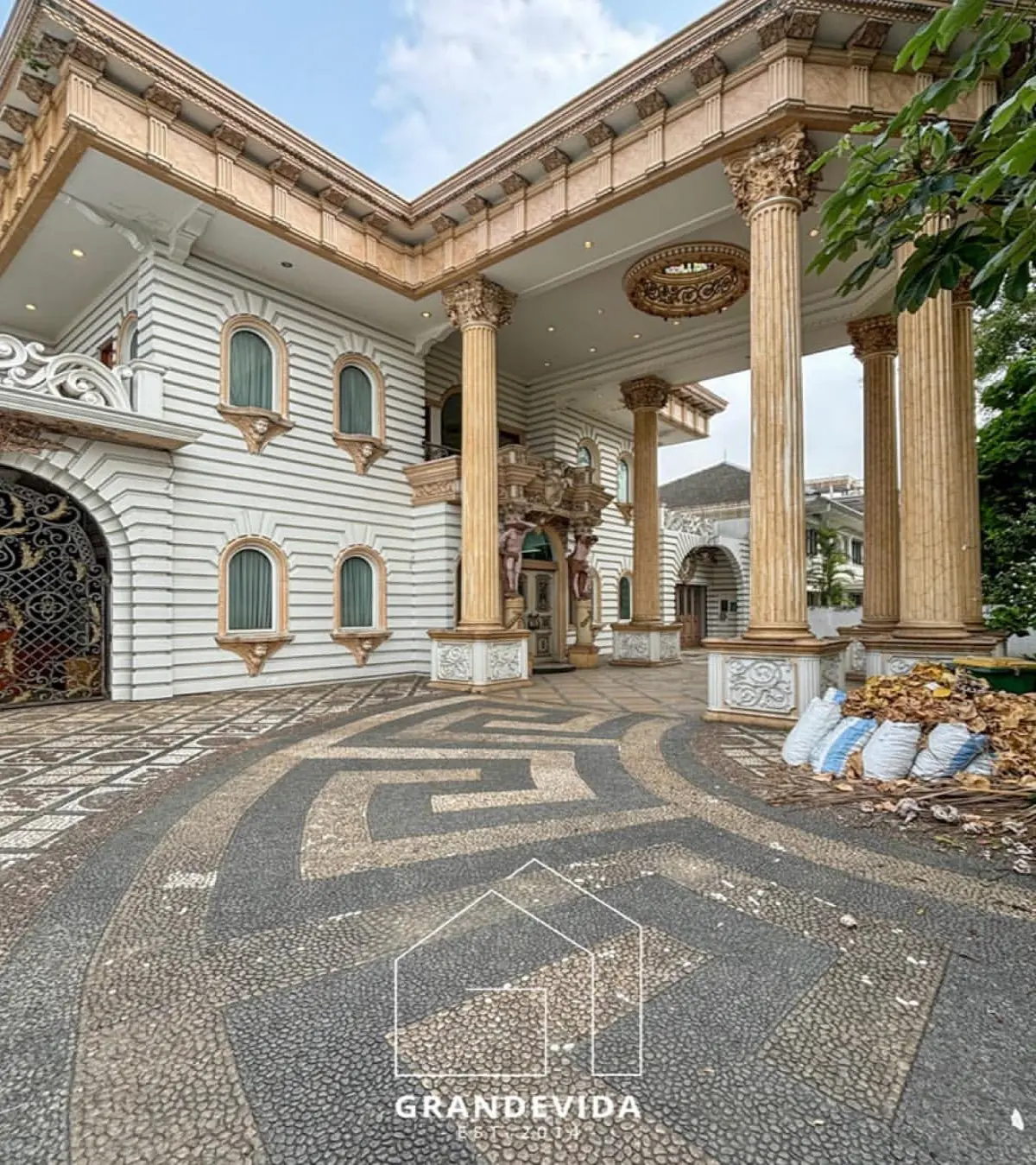 Rumah dijual di Pondok indah Jakarta Selatan - Rumah Dijual Pondok Indah Jakarta Selatan | Design European Classic (ruang tamu)