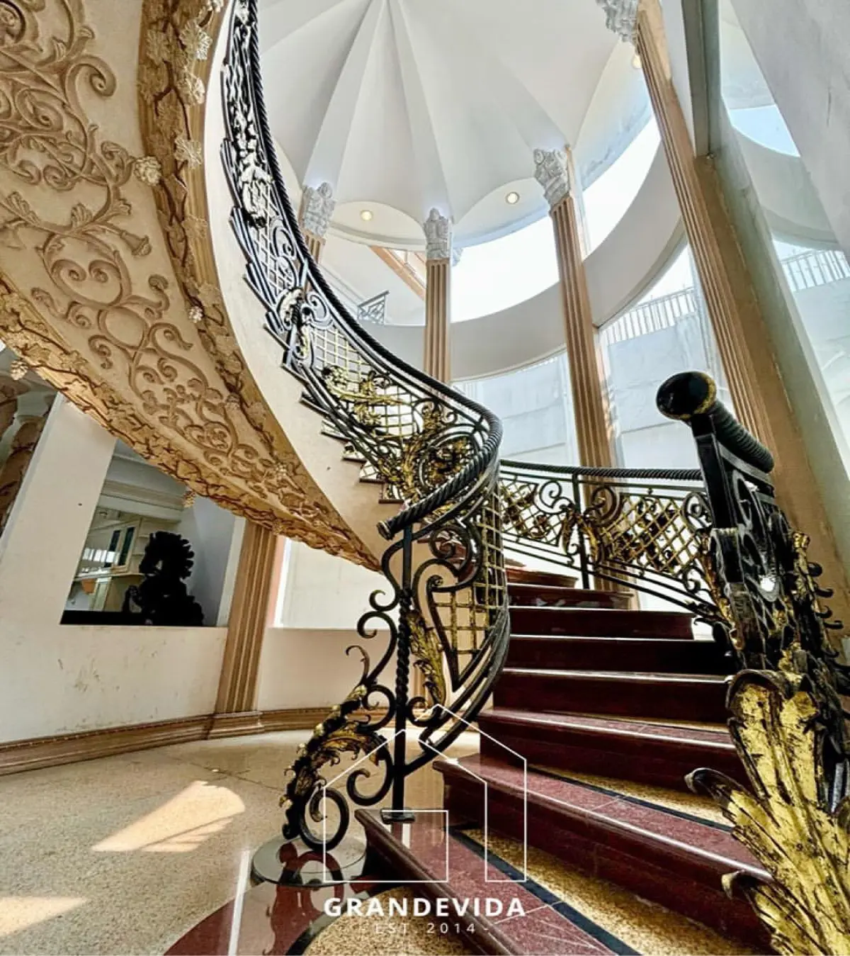Rumah dijual di Pondok indah Jakarta Selatan - Rumah Dijual Murah Pondok Indah Jakarta Selatan | Design European Classic (ruang tamu)
