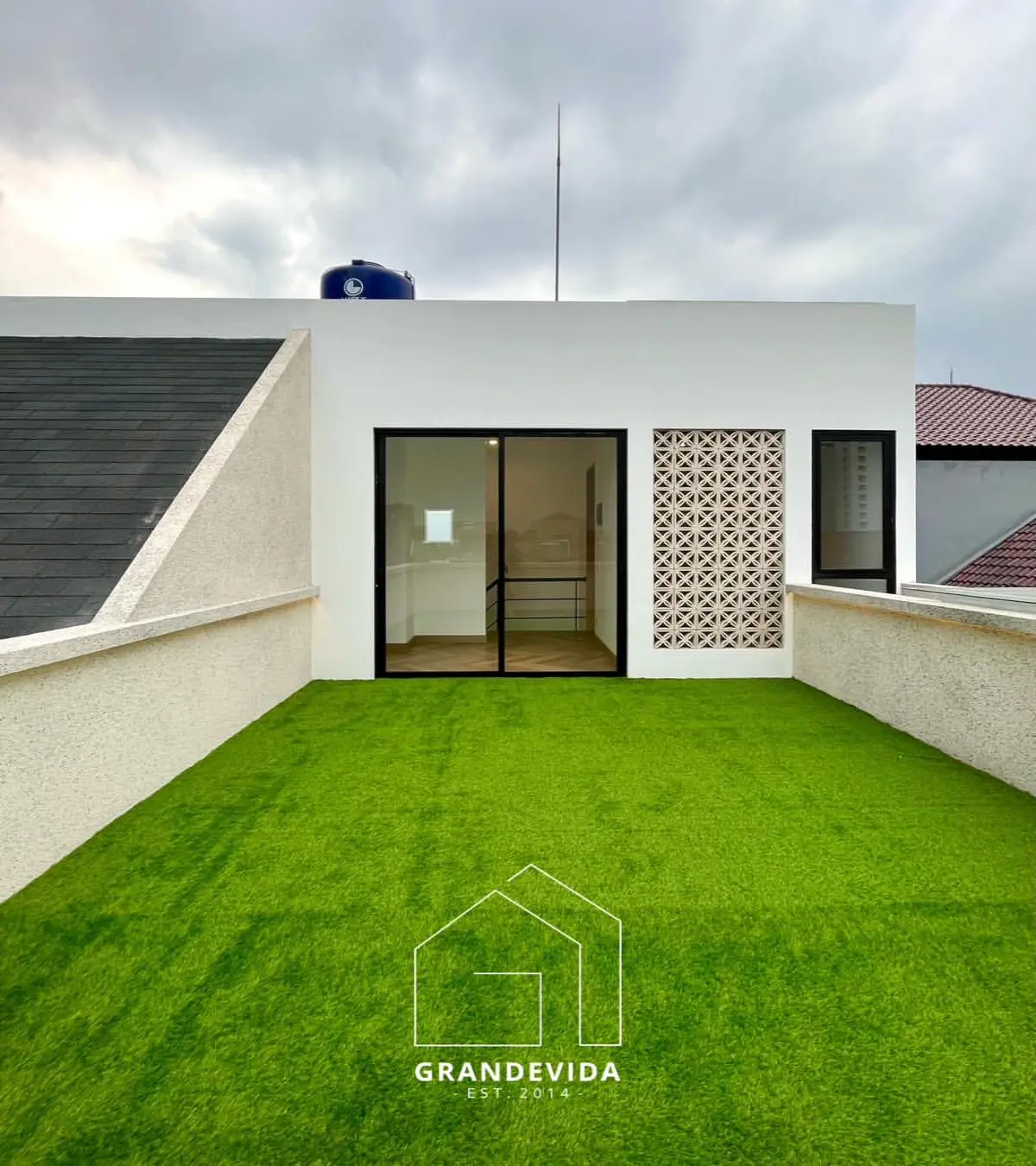 Rumah dijual di Pondok indah Jakarta Selatan - Jual Rumah Pondok Indah Jakarta Selatan Design Tropical Modern Style (tampak samping)
