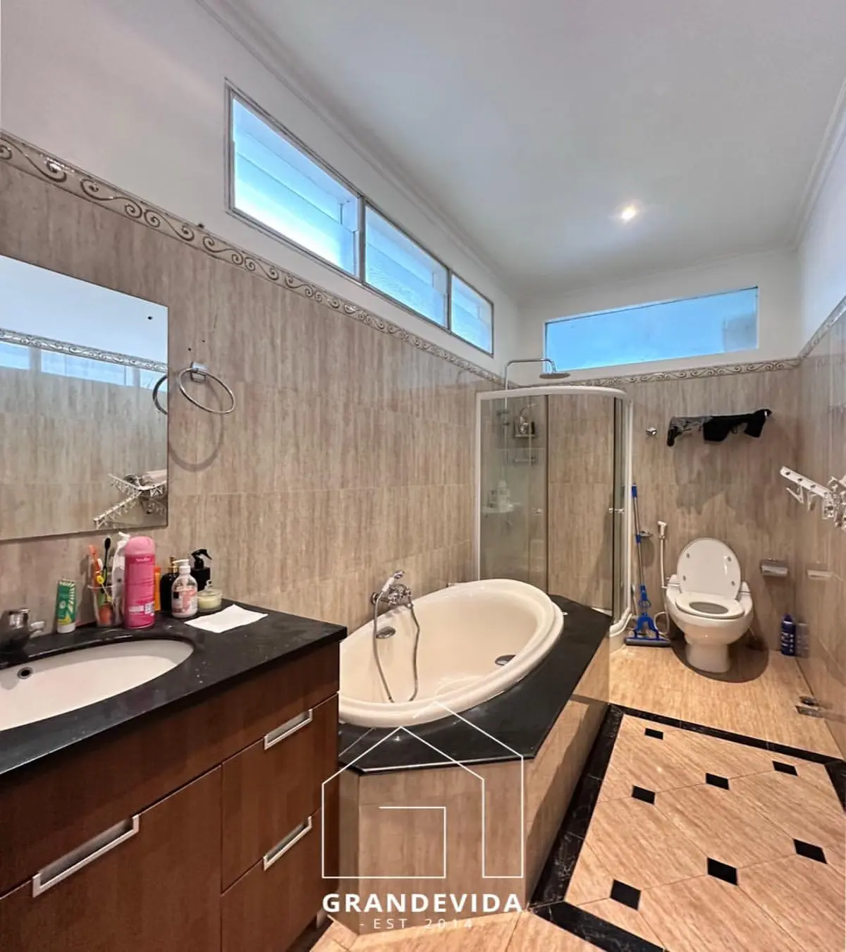 Rumah dijual di Cipete Jakarta Selatan - Jual Rumah Cipete Jakarta Selatan Classic modern House (tampak samping)