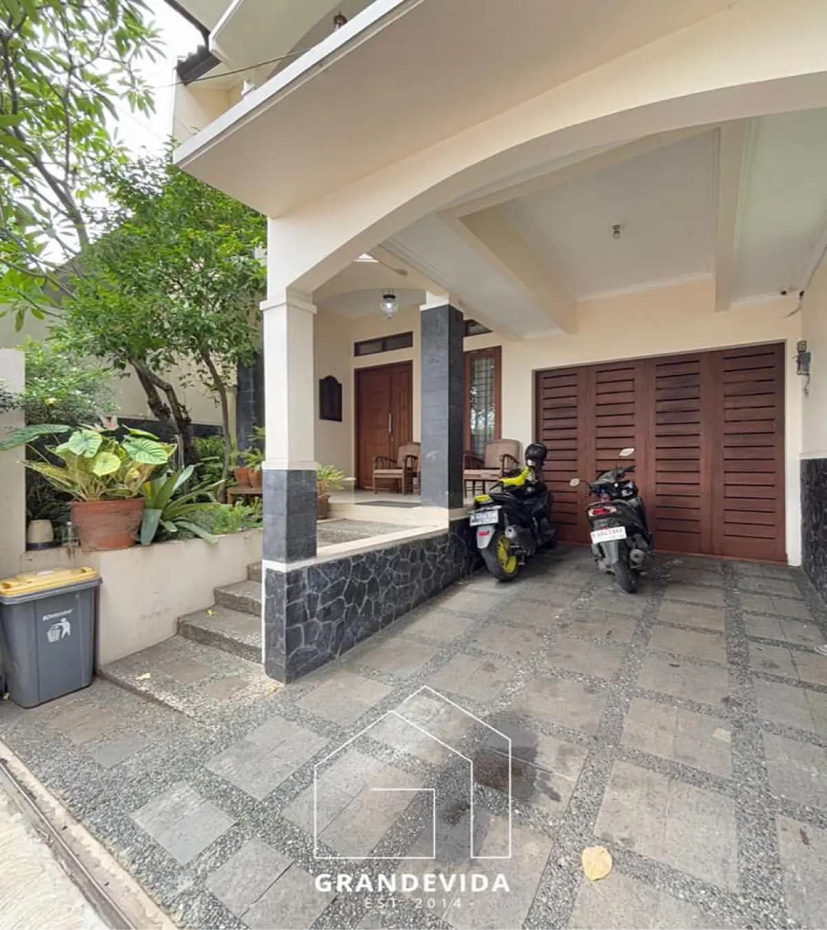 Rumah dijual di Cipete Jakarta Selatan - Rumah Dijual Cipete Jakarta Selatan dekat Stasiun MRT (tampak samping)