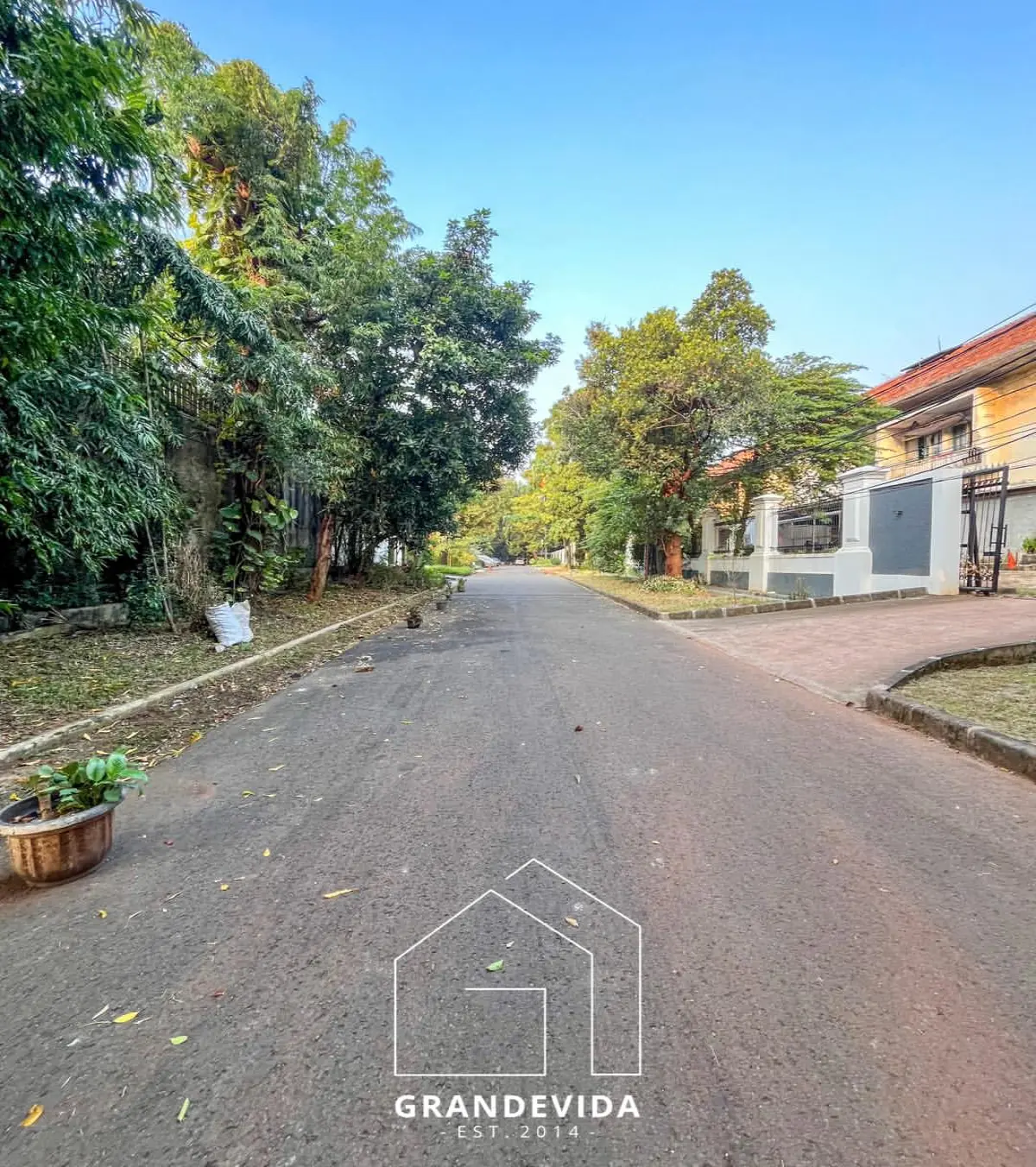 Rumah dijual di Kebayoran Baru Jakarta Selatan - Rumah Hitung Tanah Dijual di Kebayoran Baru (tampak samping)