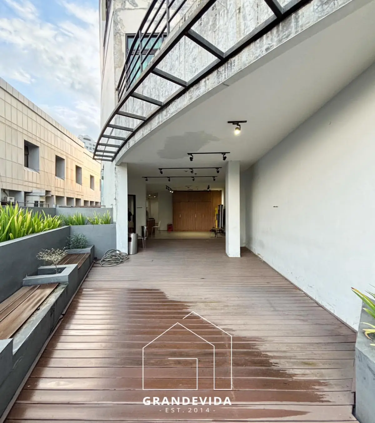 Rumah dijual di Cipete Jakarta Selatan - Dijual Gedung Cipete Jakarta Selatan (tampak samping)