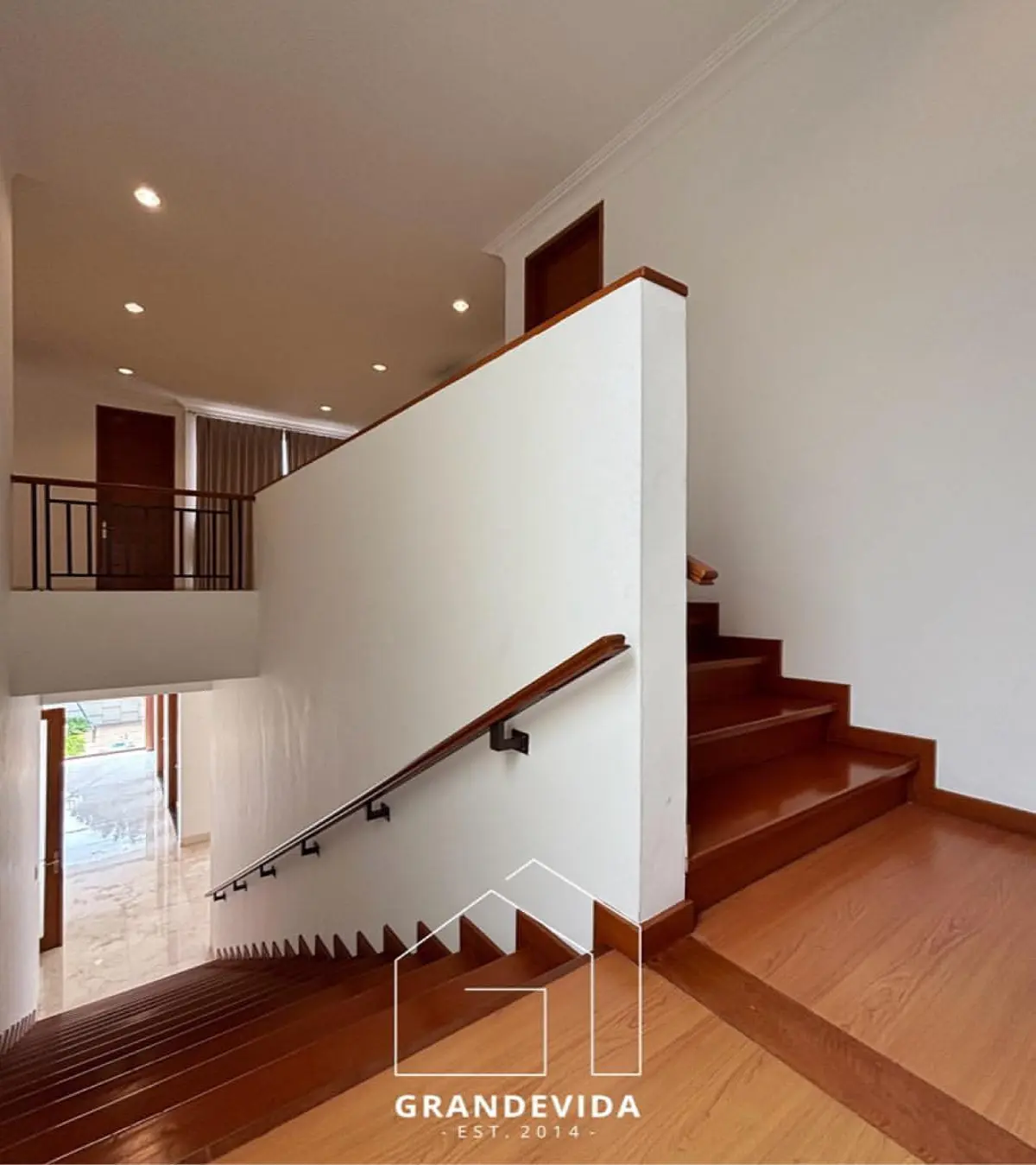 Rumah dijual di Cipete Jakarta Selatan - Rumah Dijual di Cipete Jakarta Selatan Semi Furnished (tampak samping)