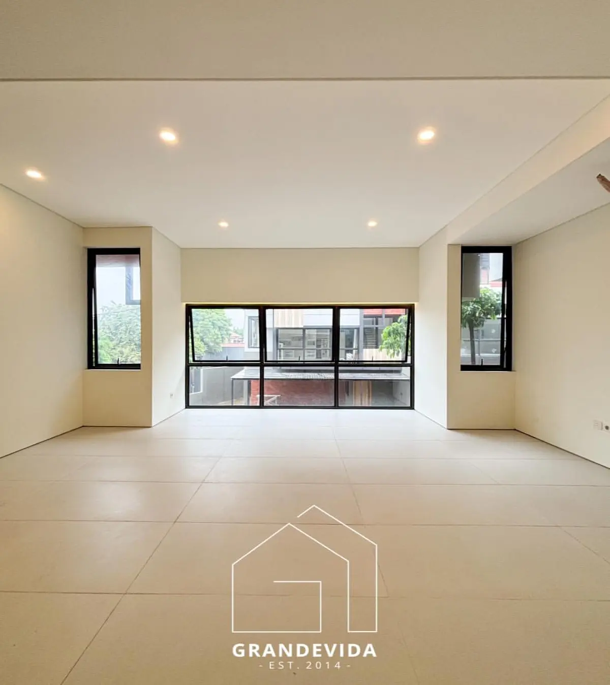 Rumah dijual di Cipete Jakarta Selatan - Jual Rumah Baru Jakarta Selatan Cipete 3 Lantai (tampak samping)