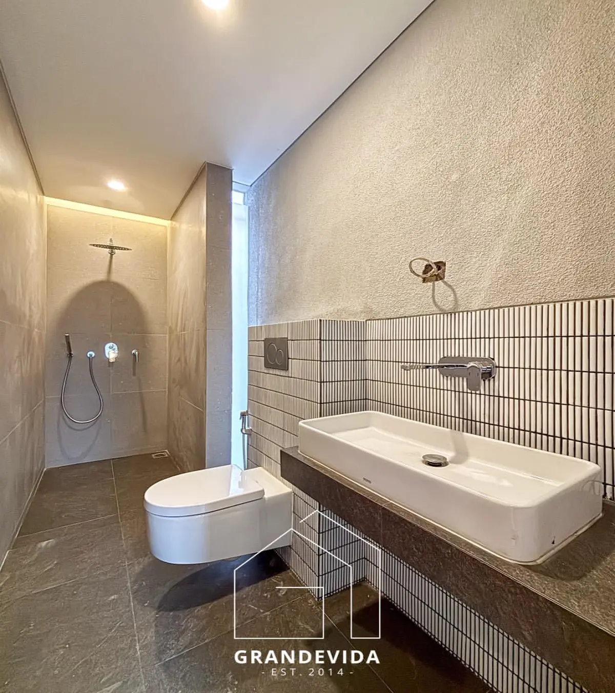 Rumah dijual di Cipete Jakarta Selatan - Jual Rumah Baru Jakarta Selatan Cipete 3 Lantai (kamar mandi)