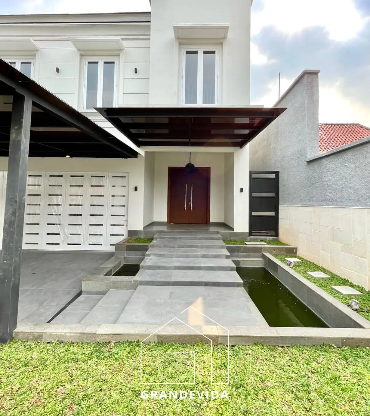 Rumah dijual di Pondok indah Jakarta Selatan - Rumah Private Pool Pondok Indah Jakarta Selatan Dijual (tampak samping)