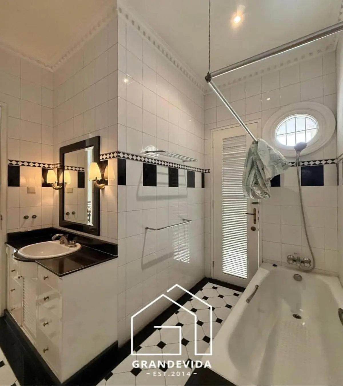 Rumah dijual di Pondok indah Jakarta Selatan - Hunian Elegan di Pondok Indah Rumah Dijual dengan View Menawan (ruang tamu)