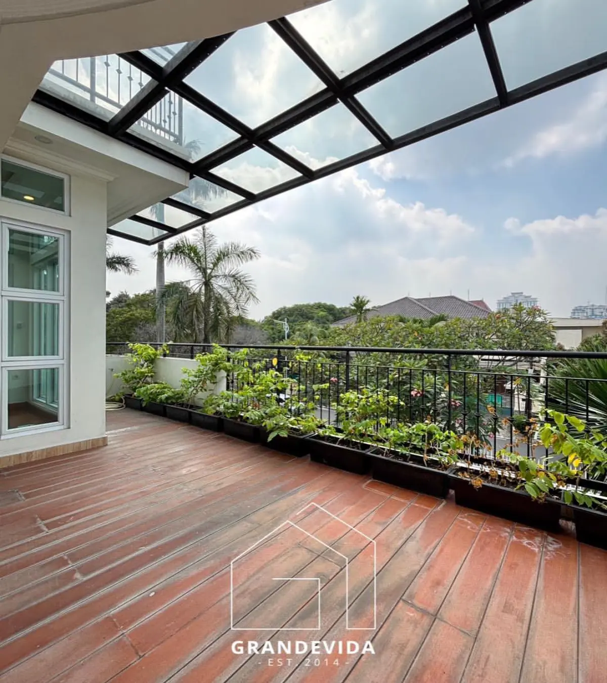 Rumah dijual di Pondok indah Jakarta Selatan - Hunian Idaman di Pondok Indah, Jakarta Selatan Rumah Siap Huni Modern (tampak samping)