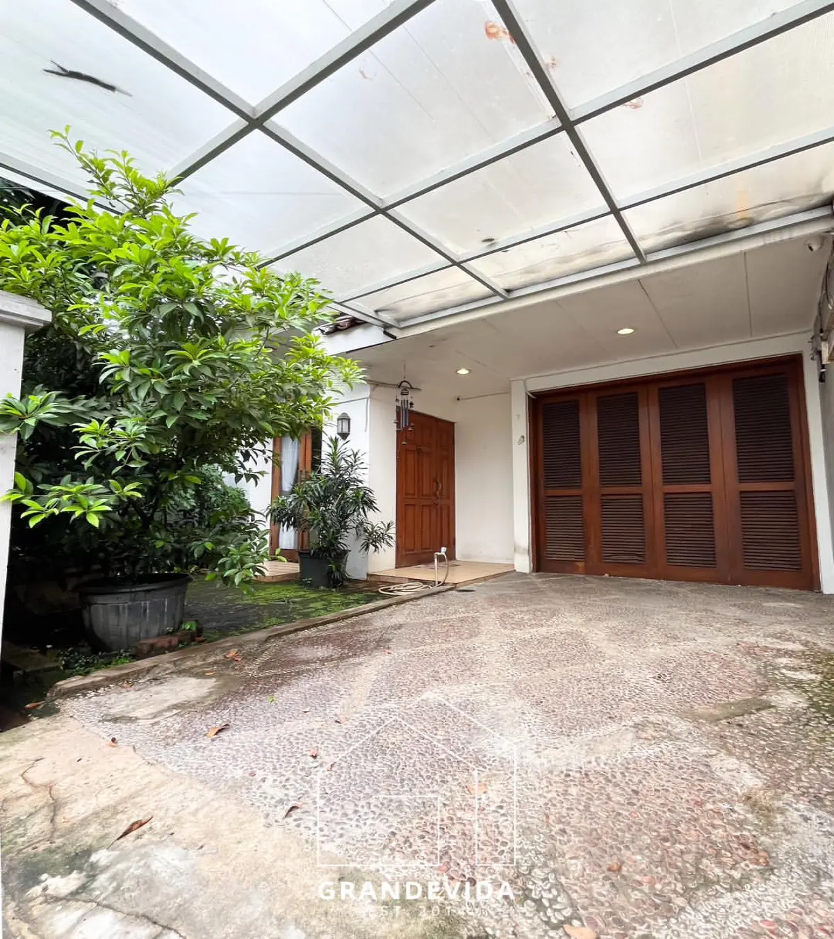 Rumah dijual di Pondok indah Jakarta Selatan - Hunian Eksklusif di Alam Segar, Pondok Indah, Jakarta Selatan (tampak samping)