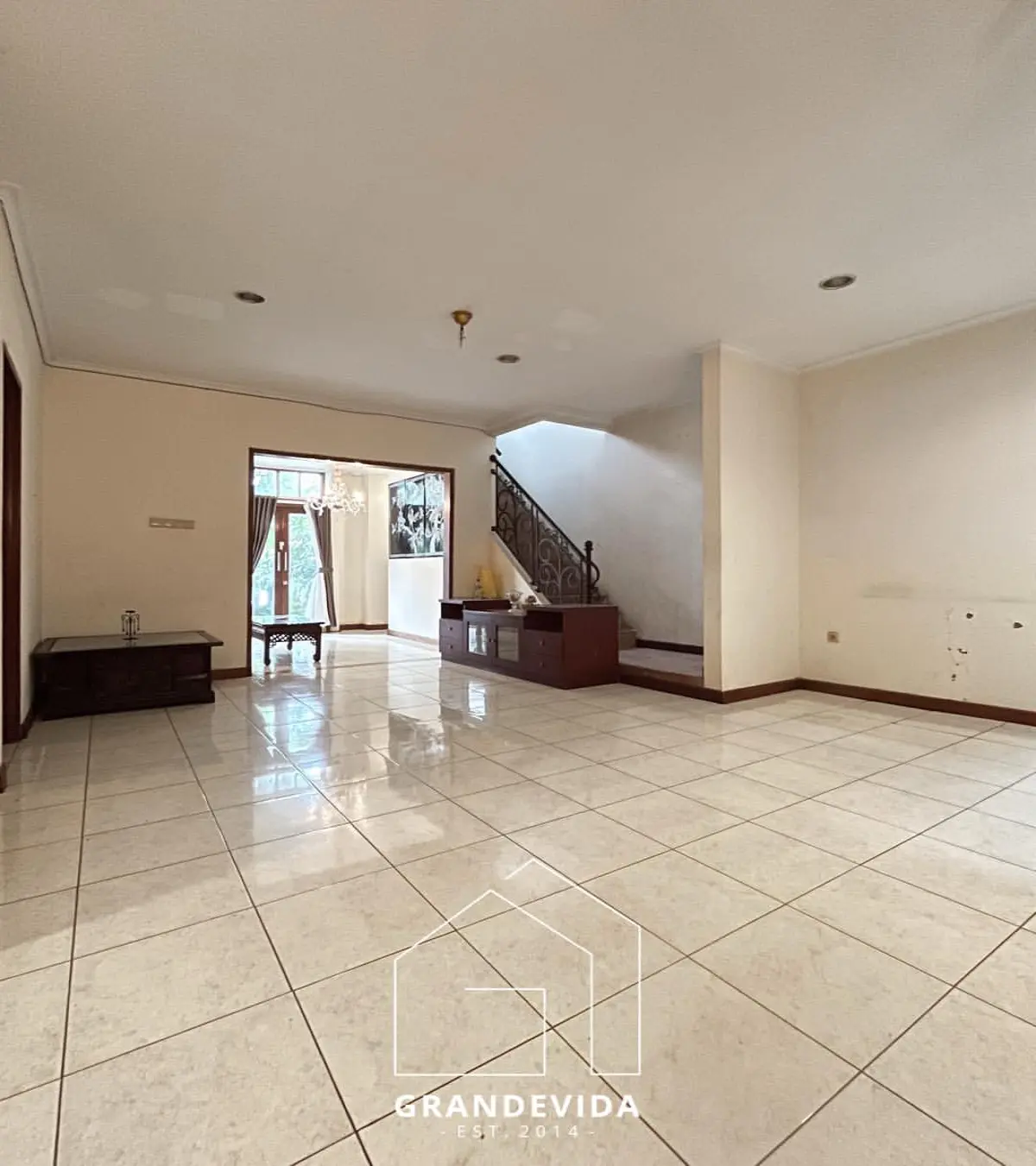 Rumah dijual di Pondok indah Jakarta Selatan - Hunian Eksklusif di Alam Segar, Pondok Indah, Jakarta Selatan (ruang tamu)