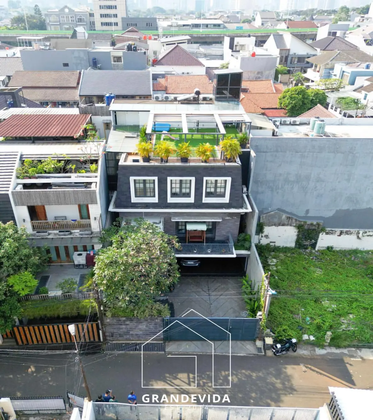 Rumah dijual di Kebayoran Baru Jakarta Selatan - Dijual Rumah Eksklusif Cibulan, Lokasi Strategis Kebayoran Baru, Jaksel (tampak samping)