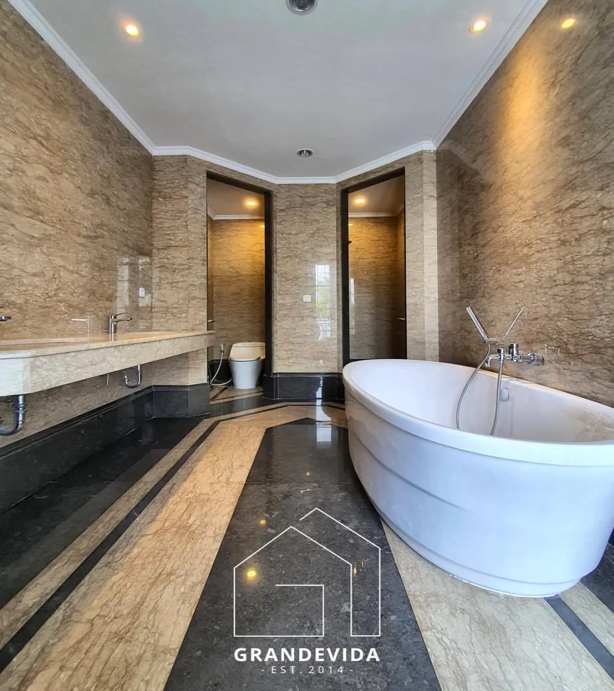 Rumah dijual di Cipete Jakarta Selatan - Rumah Mewah American Classic Cipete, Jakarta Selatan - Dijual! (kamar mandi)