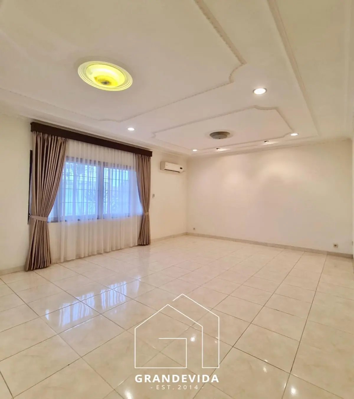 Rumah dijual di Cipete Jakarta Selatan - Rumah Hook Cipete Lokasi Strategis, Dijual Cepat! (ruang tamu)