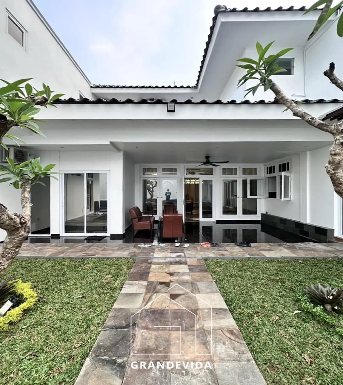 Rumah dijual di Cipete Jakarta Selatan - Rumah Mewah Dijual Dekat MPR Cipete, Jakarta Selatan (tampak samping)