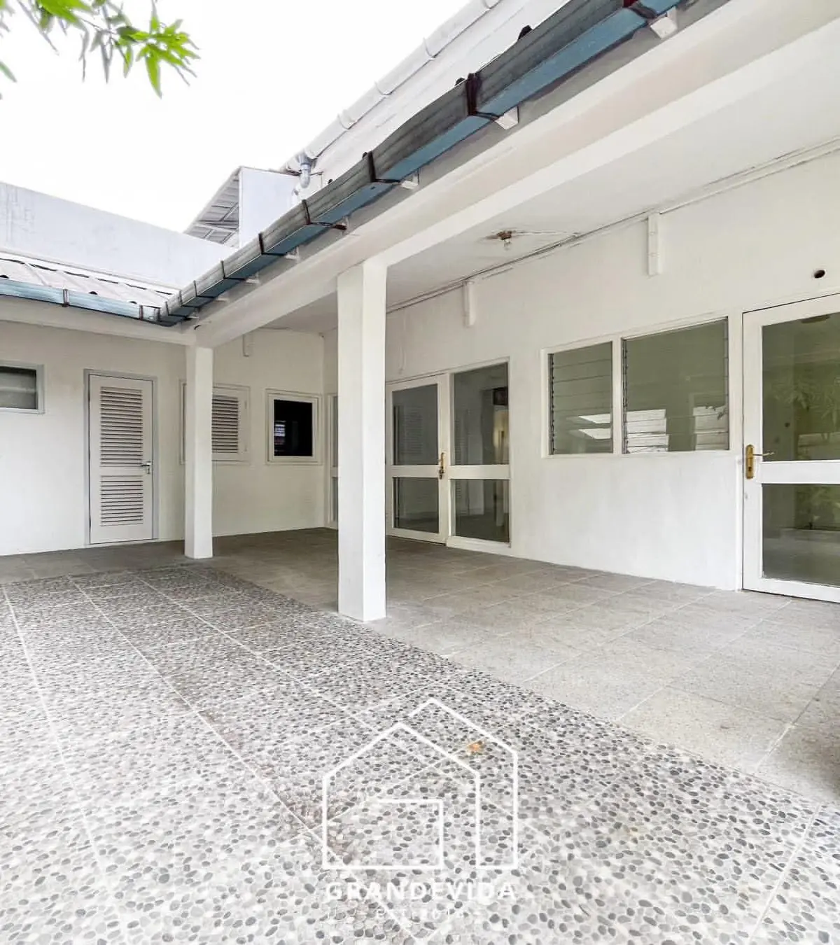 Rumah dijual di Cipete Jakarta Selatan - Jual Rumah Cipete Jakarta Selatan Desain Modern, Lingkungan Asri (ruang tamu)