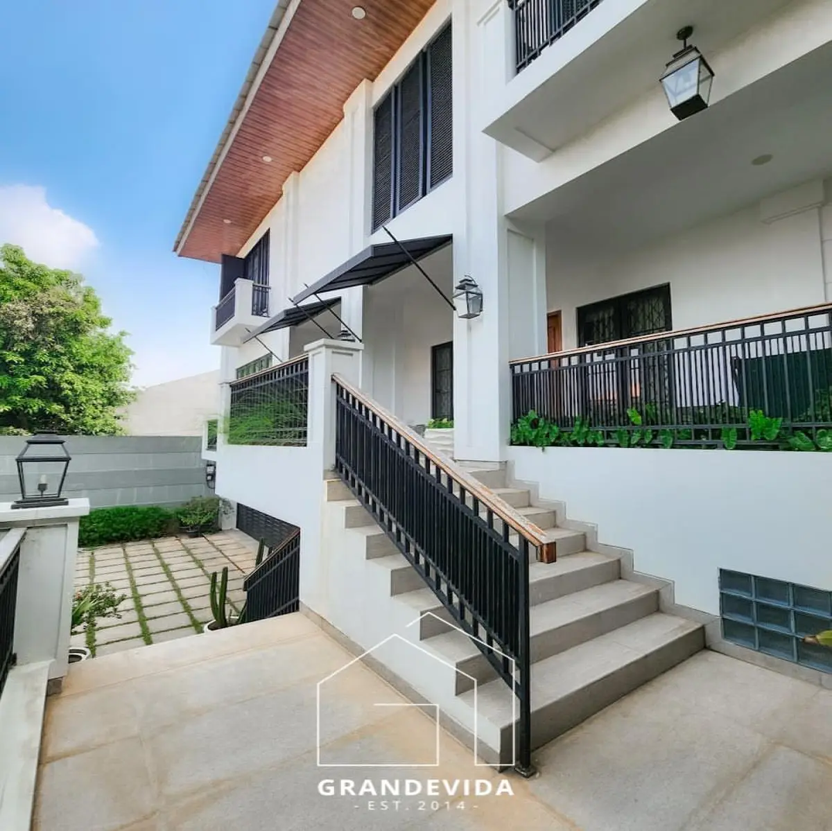 Rumah dijual di Cipete Jakarta Selatan - Dijual Rumah Mewah Harga Terjangkau di Cipete, Jakarta Selatan (tampak samping)