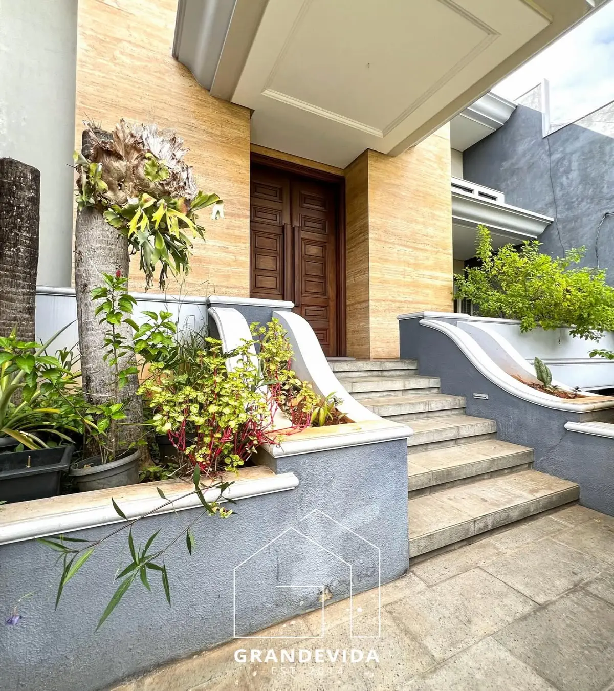 Rumah dijual di Kebayoran Baru Jakarta Selatan - Rumah Dijual Hang Lekiu Kebayoran Baru Jakarta Selatan  Siap Huni (tampak samping)