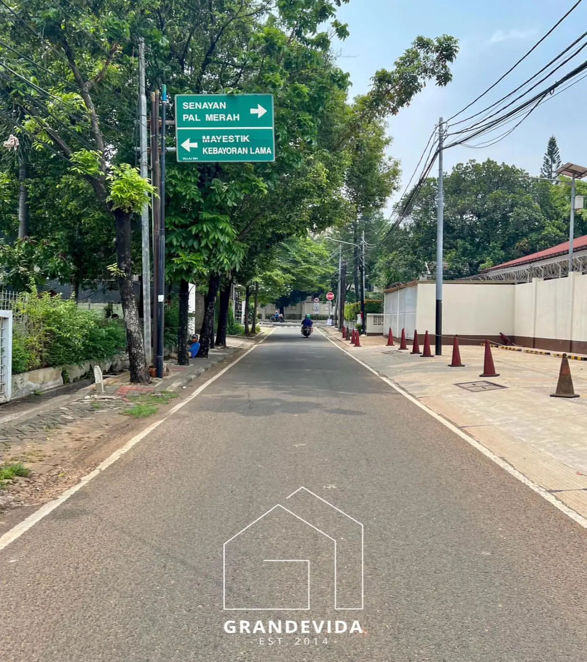 Rumah dijual di Kebayoran Baru Jakarta Selatan - Rumah Tua Hitung Tanah Dijual di Kebayoran Baru (tampak samping)