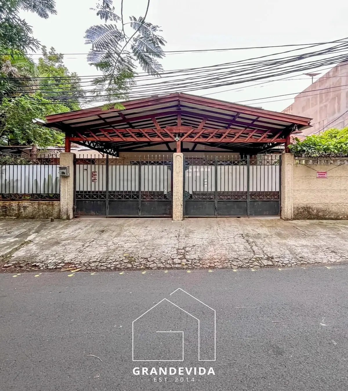 Rumah dijual di Kebayoran Baru Jakarta Selatan - Rumah Dijual Kebayoran Baru Posisi Hook Dekat Senopati (tampak samping)