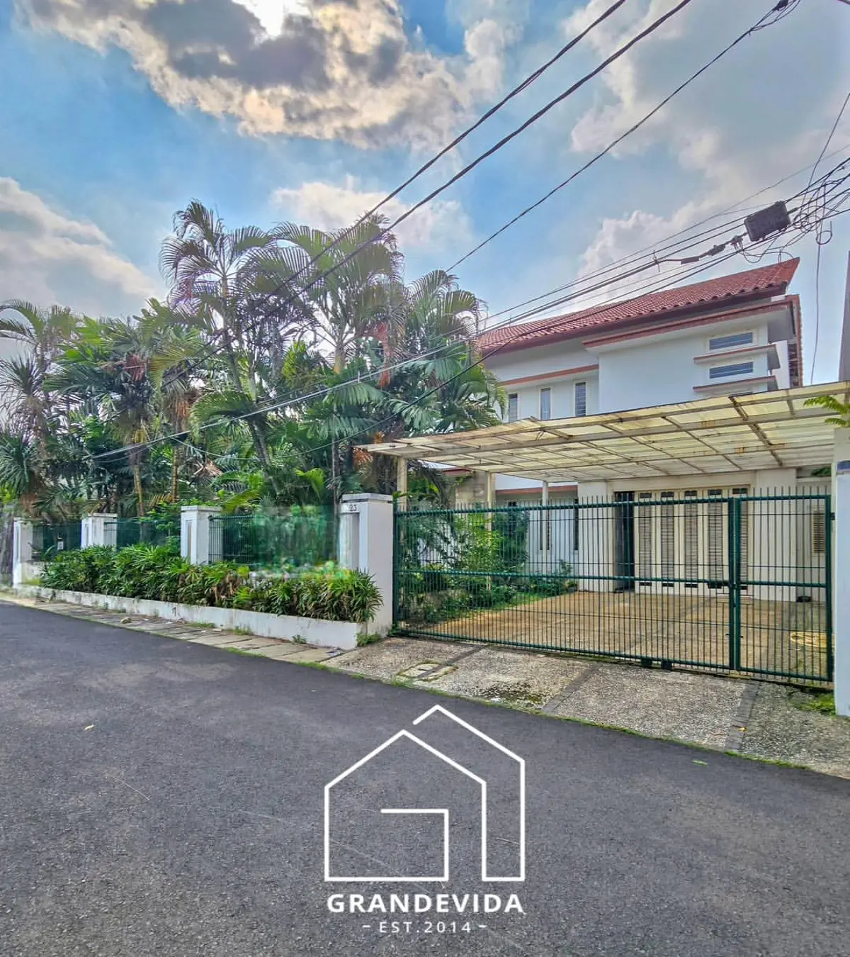 Rumah dijual di Kebayoran Baru Jakarta Selatan - Rumah Dijual Cipete Jakarta Selatan - Private Pool Halaman Luas (tampak samping)