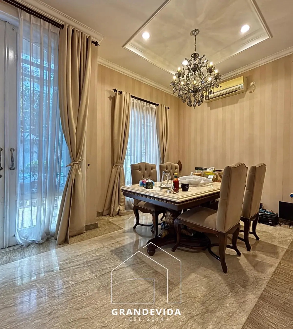 Rumah dijual di Cilandak Jakarta Selatan - Rumah Dijual Cilandak Modern Classic Dalam Komplek (ruang tamu)