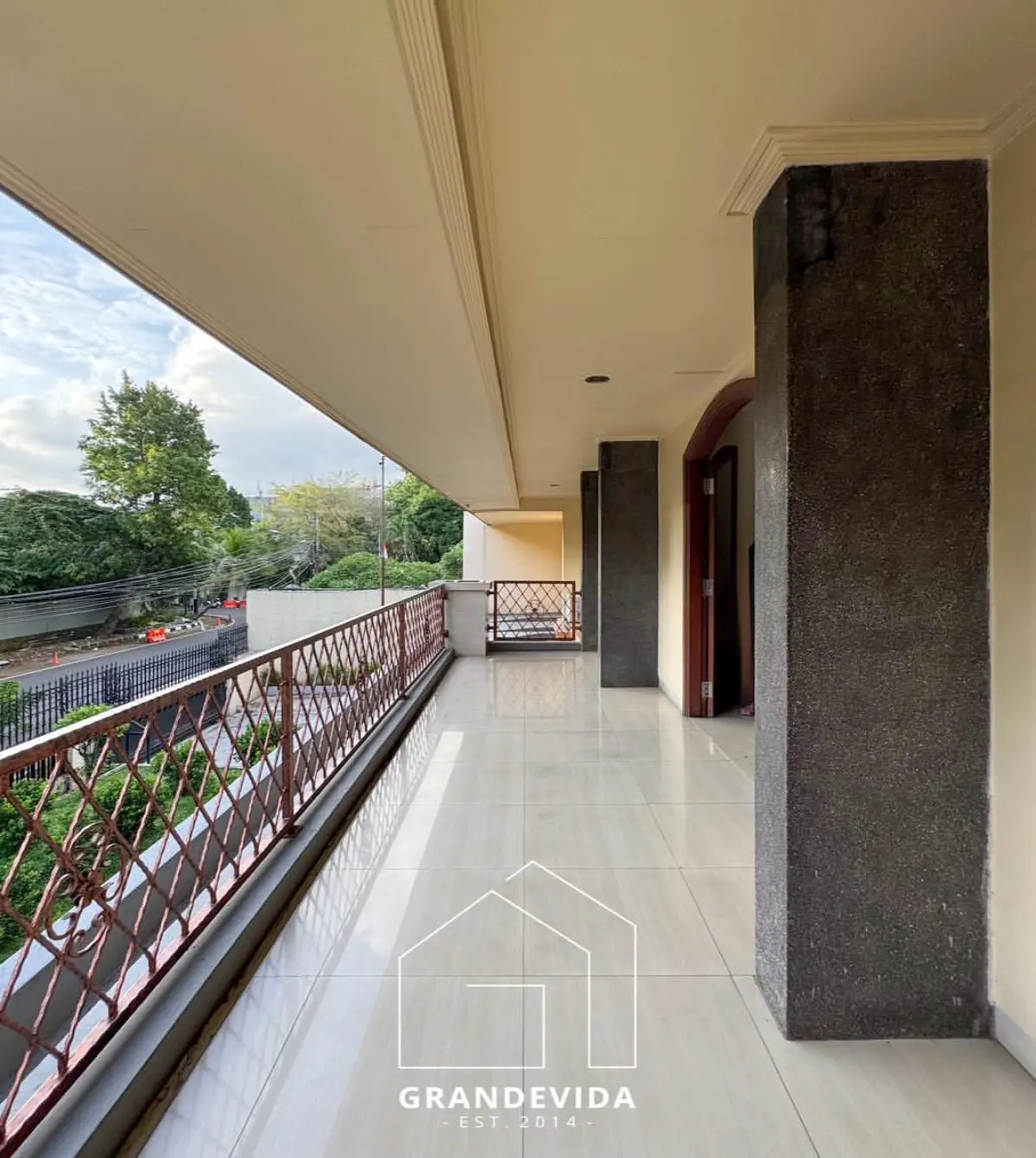 Rumah dijual di Kebayoran Baru Jakarta Selatan - Rumah Dijual di Blok M (tampak samping)