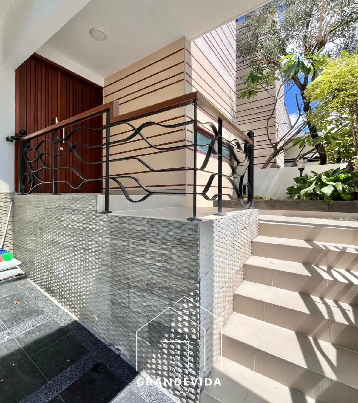 Rumah dijual di Antasari Raya Jakarta Selatan - Rumah Dijual di Antasari (tampak samping)