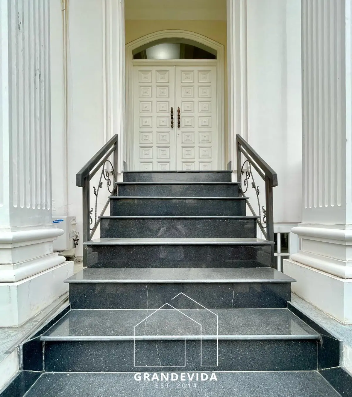Rumah Classic Mewah Dijual Pondok Indah 3 Lantai LT 144 m² LB 360 m²