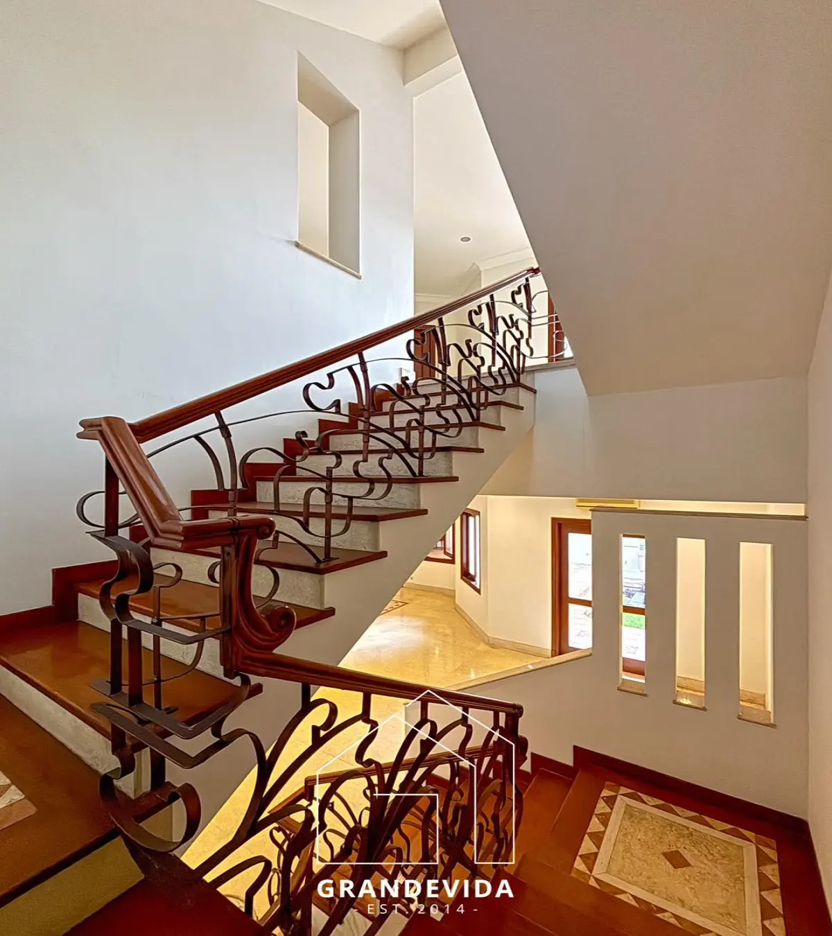RUMAH DIJUAL PONDOK INDAH – RUMAH CANTIK SIAP HUNI, 3 LANTAI, TANAH LUAS & ROOFTOP