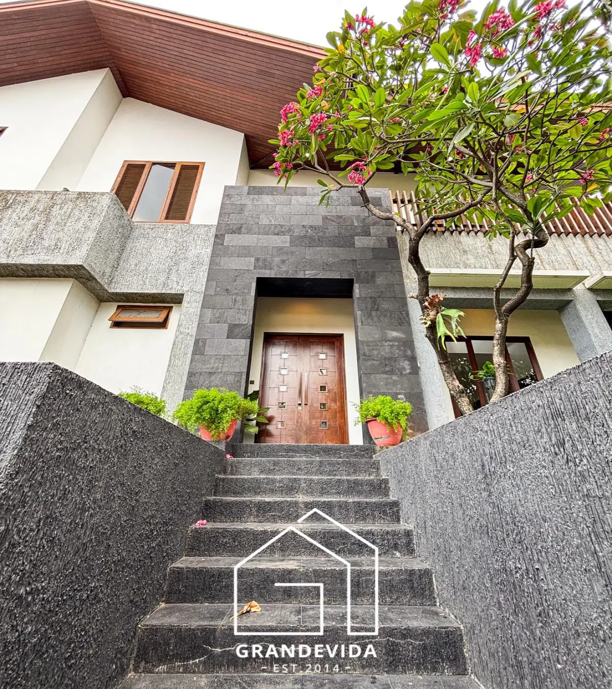 Rumah Dijual di Pondok Indah 3 Lantai dengan Kolam Renang & Halaman Luas – LT 695 m², LB 900 m²