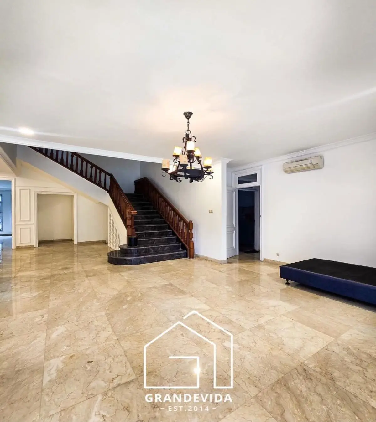 Rumah Classic Dijual di Pondok Indah dalam Gated Area dengan Private Pool – LT 638 m²