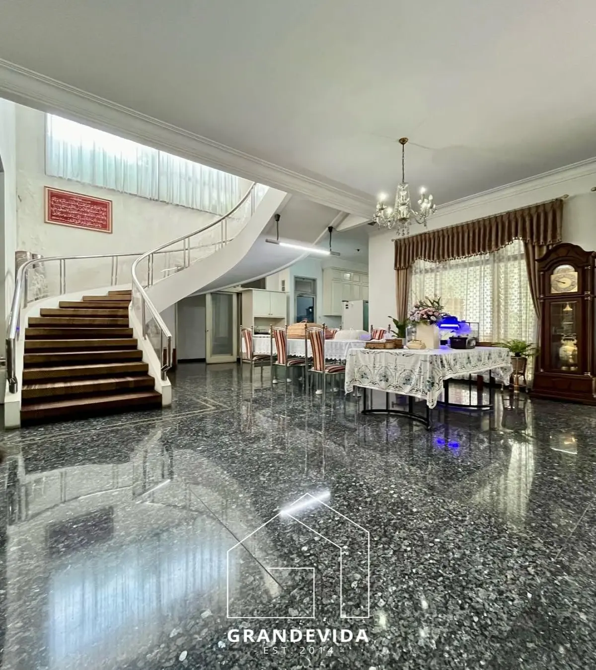 PONDOK INDAH – FOR SALE ✨ LOKASI SANGAT STRATEGIS | TANAH LUAS | BANGUNAN 2 LANTAI | PRIVATE SWIMMING POOL