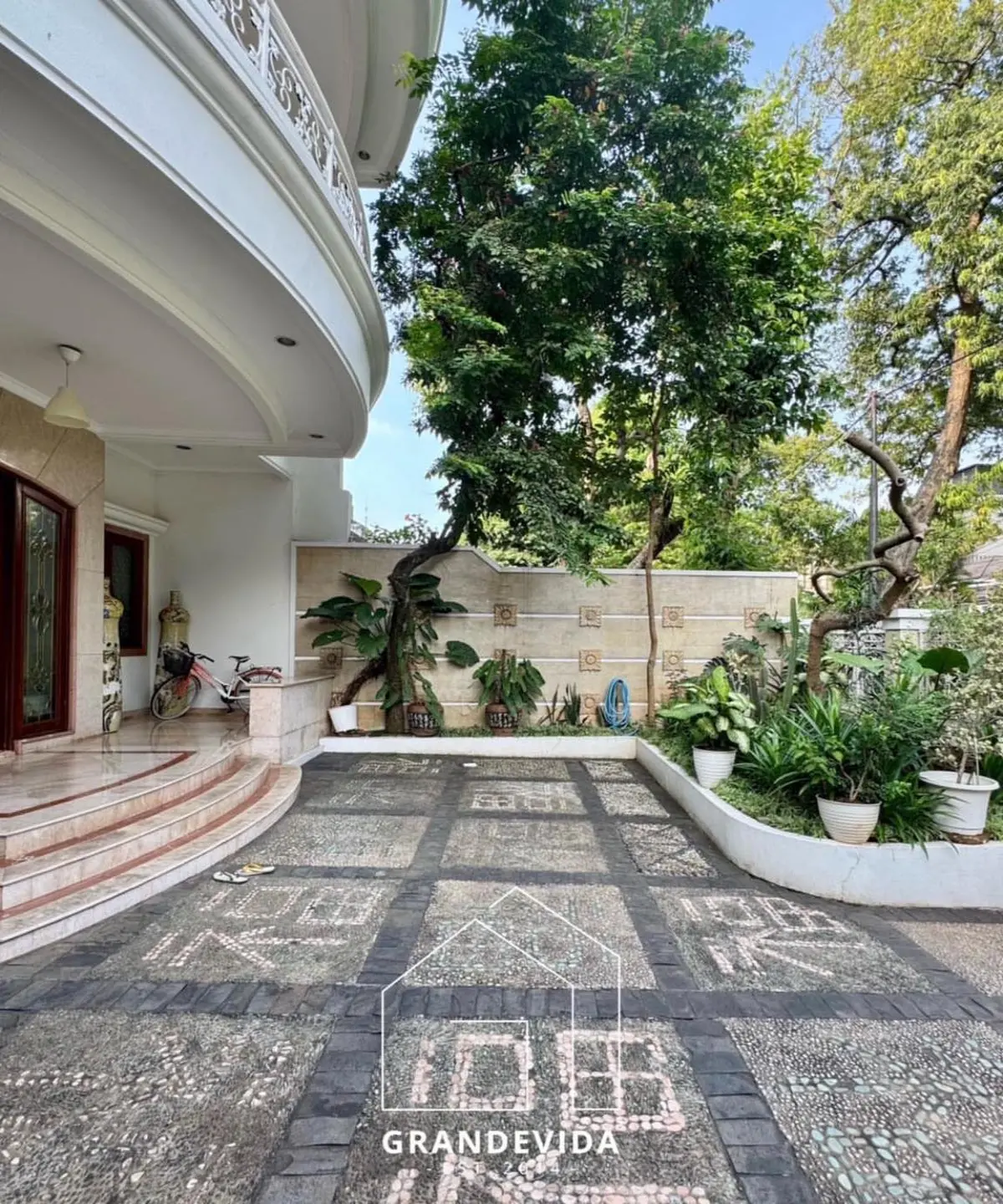 Rumah Dijual Kebayoran Baru – Classic House 2 Lantai, LB 430 m², SHM
