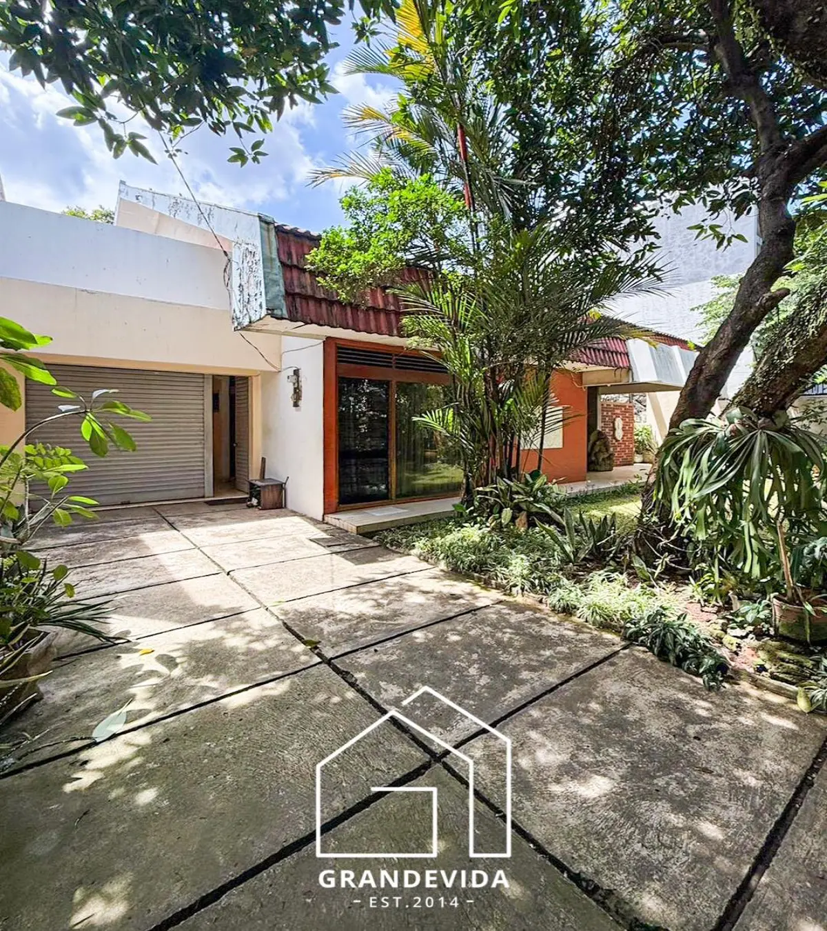 Rumah Dijual di Kebayoran Baru, Jakarta Selatan — Hitung Tanah, Depan Taman, SHM
