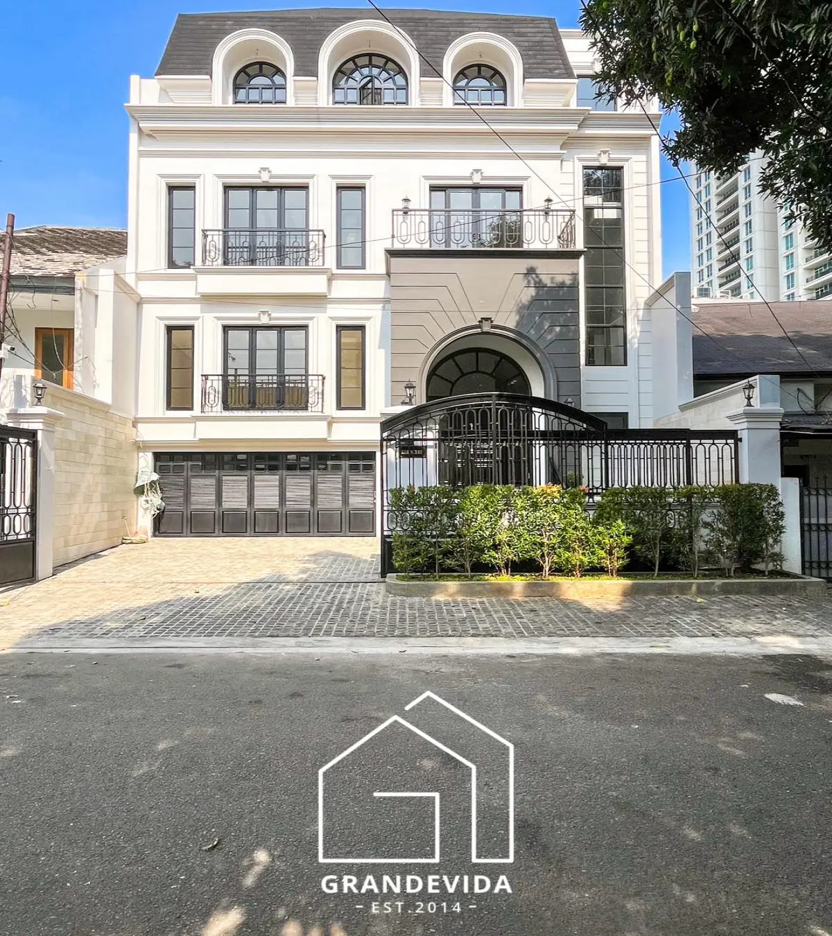 Rumah Brand New American Classic Dijual di Kebayoran Baru dengan Private Lift