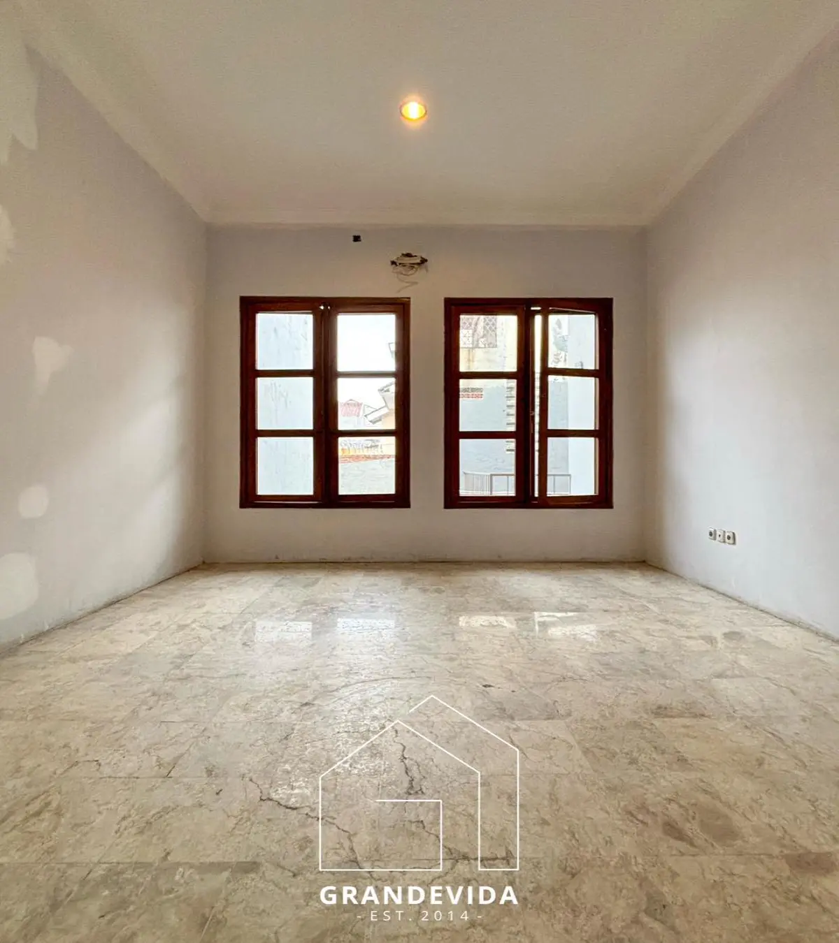 Rumah 2 Lantai Dijual di Pejaten dalam Townhouse — LT 230 m², LB 325 m², SHM Rp 4,9 M