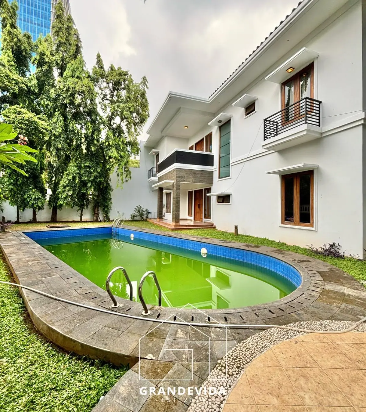 Rumah Mewah Dijual di Kuningan – Posisi Hook, Swimming Pool & Basement, LT 650 m²