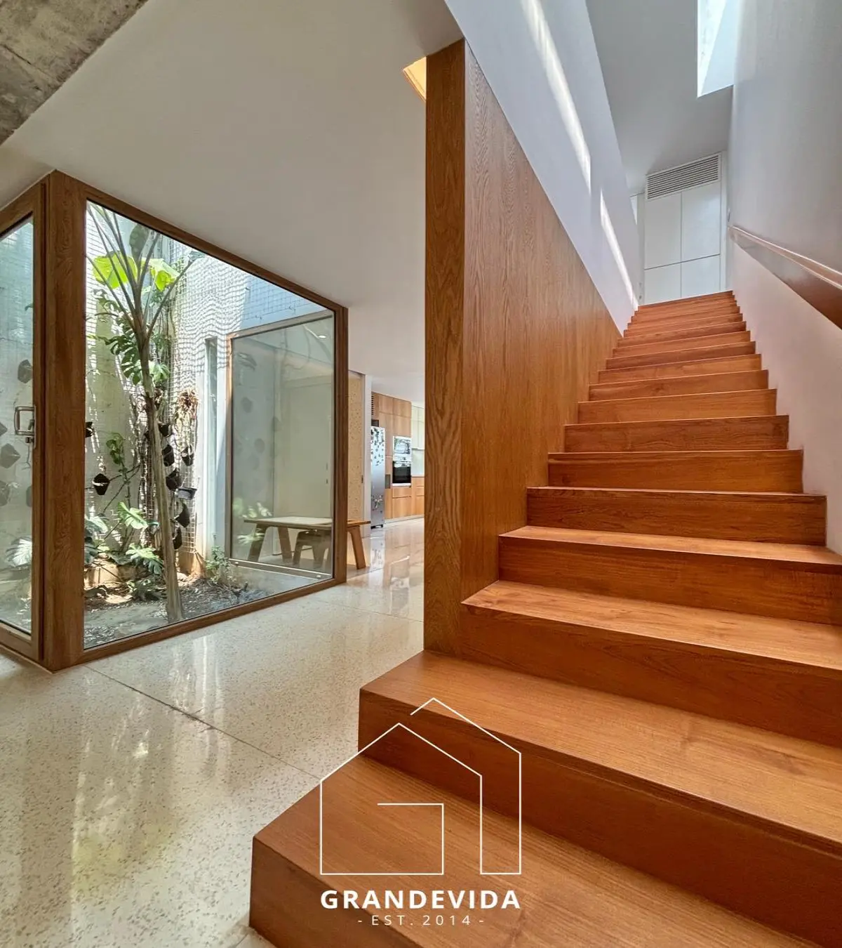 Rumah Dijual di Kebayoran Baru – Modern 3 Lantai + Rooftop Garden, Fully Furnished