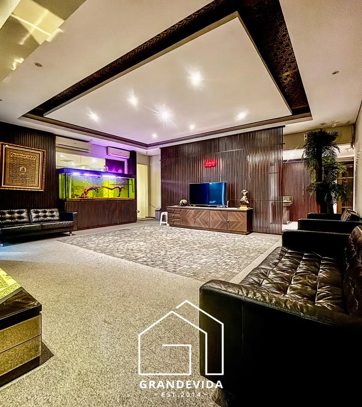 Rumah Dijual Kebayoran Baru 2 Lantai LT 431 m² LB 600 m², 11 KT, SHM – Rp 26 M Nego”.