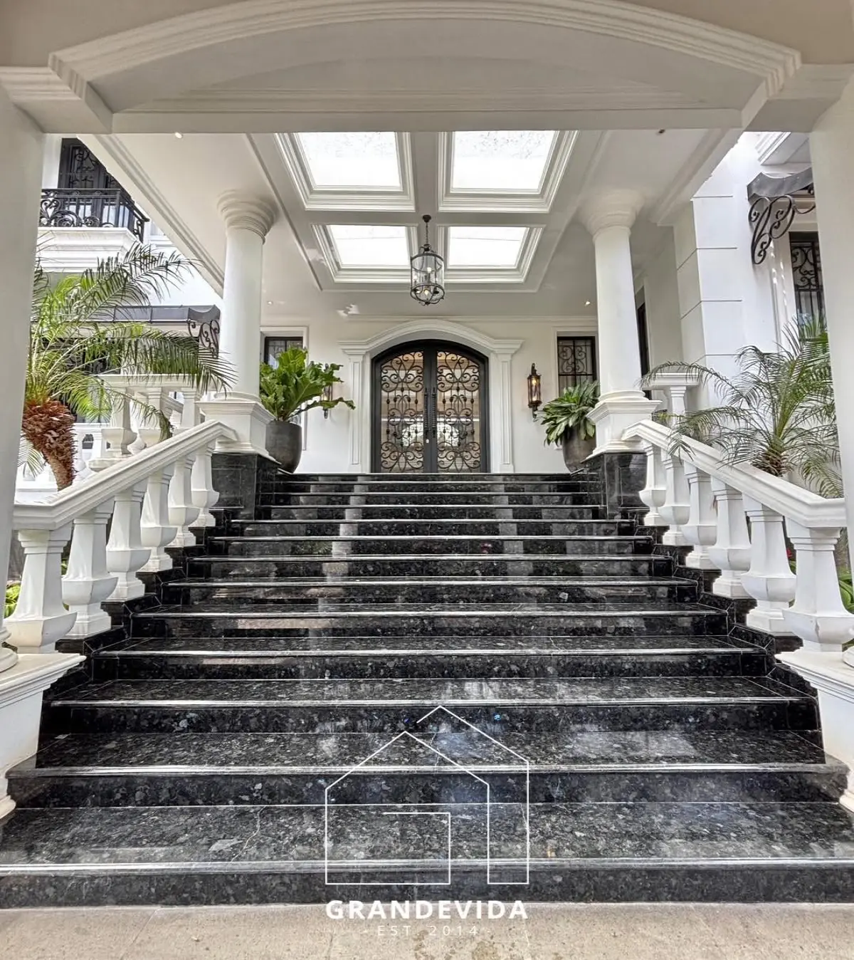 Luxury American Classic House Dijual di Kemang – Fully Furnished, Private Pool & Basement